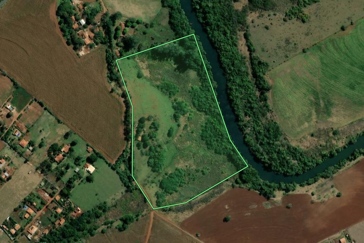 Imagem de satélite do imóvel rural em Santa Cruz do Rio Pardo (SP), com o contorno declarado no CAR desenhado por cima.