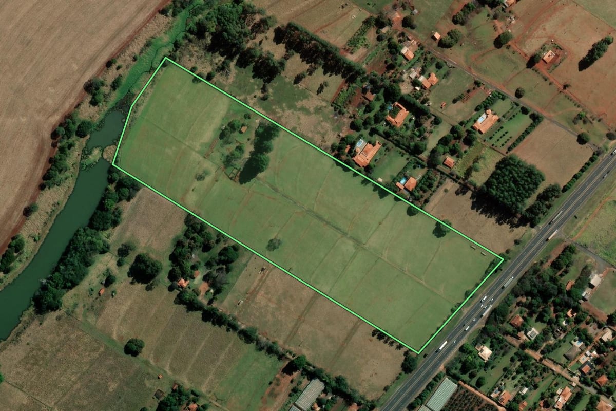 Imagem de satélite do imóvel rural em Santa Cruz do Rio Pardo (SP), com o contorno declarado no CAR desenhado por cima.