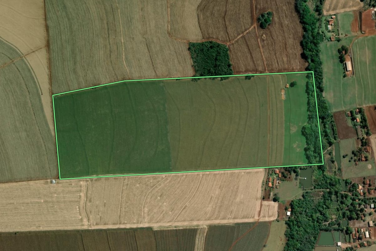 Imagem de satélite do imóvel rural em Santa Cruz do Rio Pardo (SP), com o contorno declarado no CAR desenhado por cima.