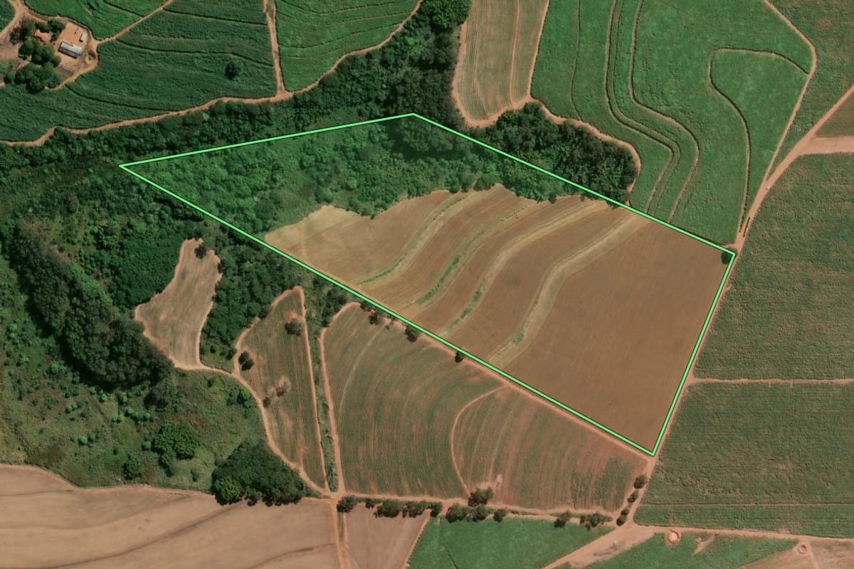 Imagem de satélite do imóvel rural em Santa Ernestina (SP), com o contorno declarado no CAR desenhado por cima.