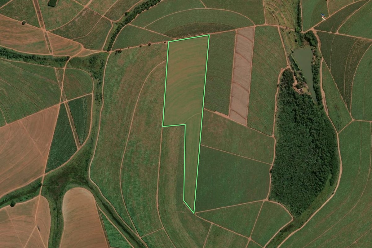 Imagem de satélite do imóvel rural em Santa Ernestina (SP), com o contorno declarado no CAR desenhado por cima.