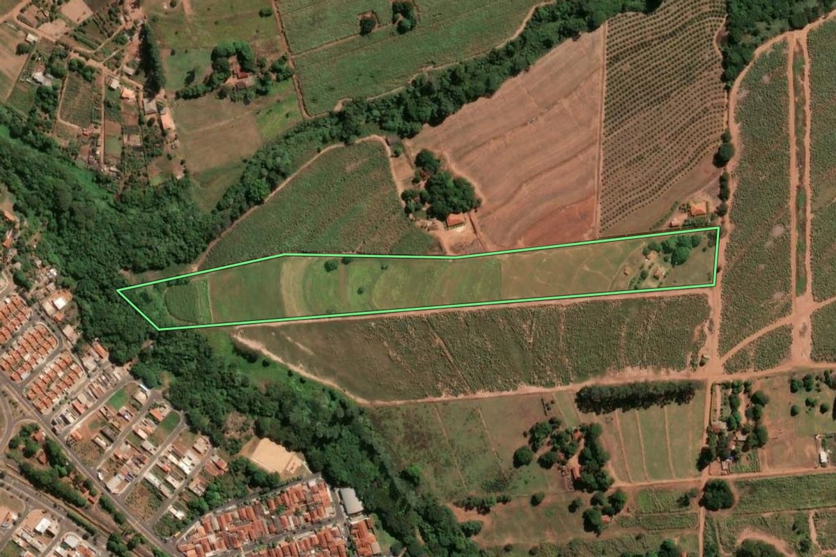 Imagem de satélite do imóvel rural em Santa Ernestina (SP), com o contorno declarado no CAR desenhado por cima.