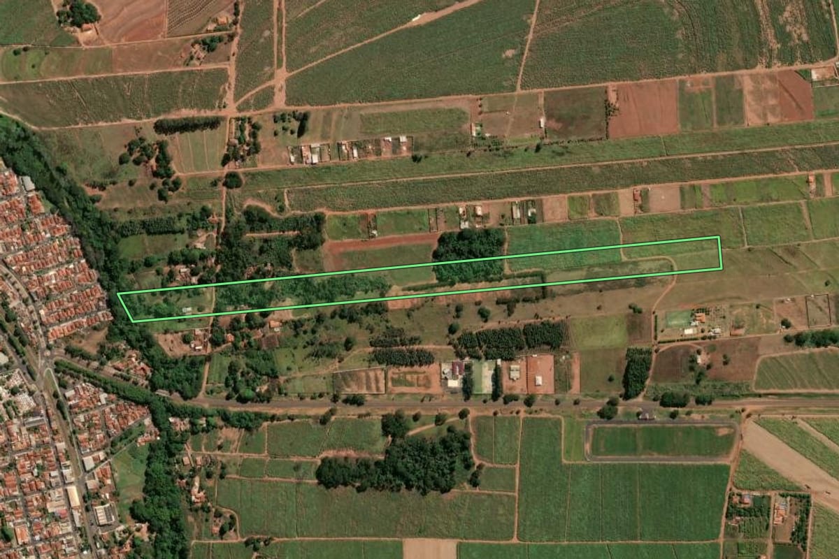 Imagem de satélite do imóvel rural em Santa Ernestina (SP), com o contorno declarado no CAR desenhado por cima.