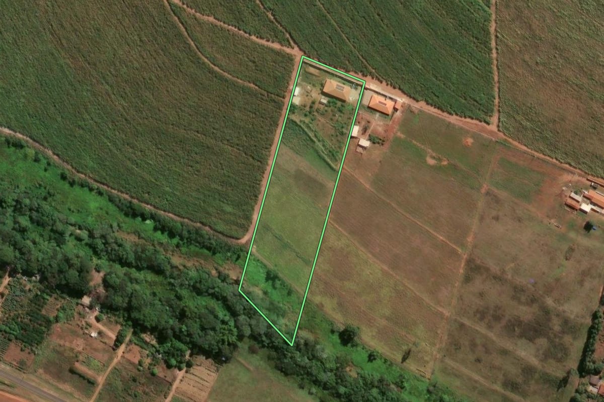 Imagem de satélite do imóvel rural em Santa Ernestina (SP), com o contorno declarado no CAR desenhado por cima.