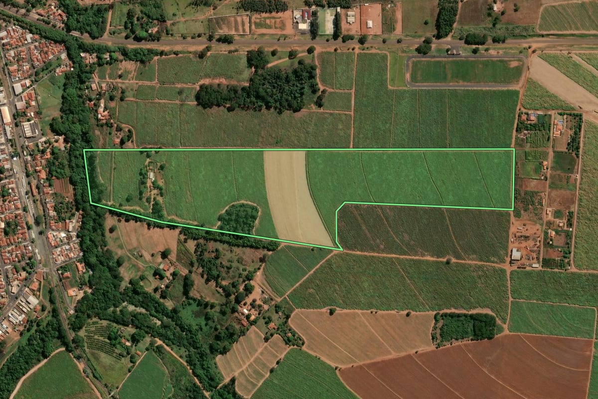 Imagem de satélite do imóvel rural em Santa Ernestina (SP), com o contorno declarado no CAR desenhado por cima.