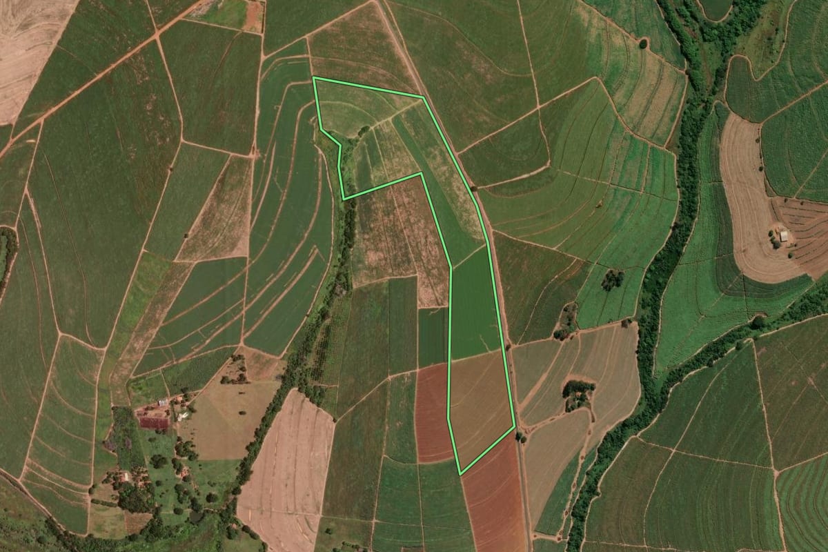 Imagem de satélite do imóvel rural em Santa Ernestina (SP), com o contorno declarado no CAR desenhado por cima.