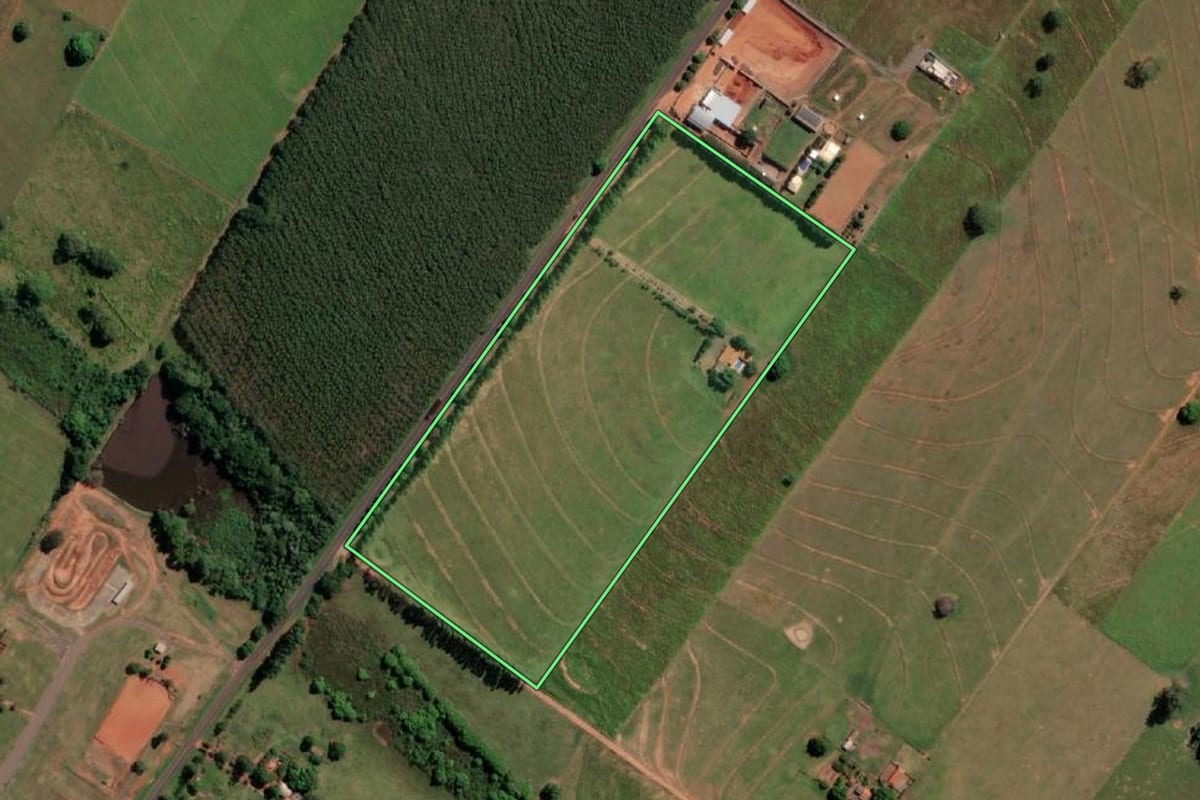 Imagem de satélite do imóvel rural em Santa Fé do Sul (SP), com o contorno declarado no CAR desenhado por cima.