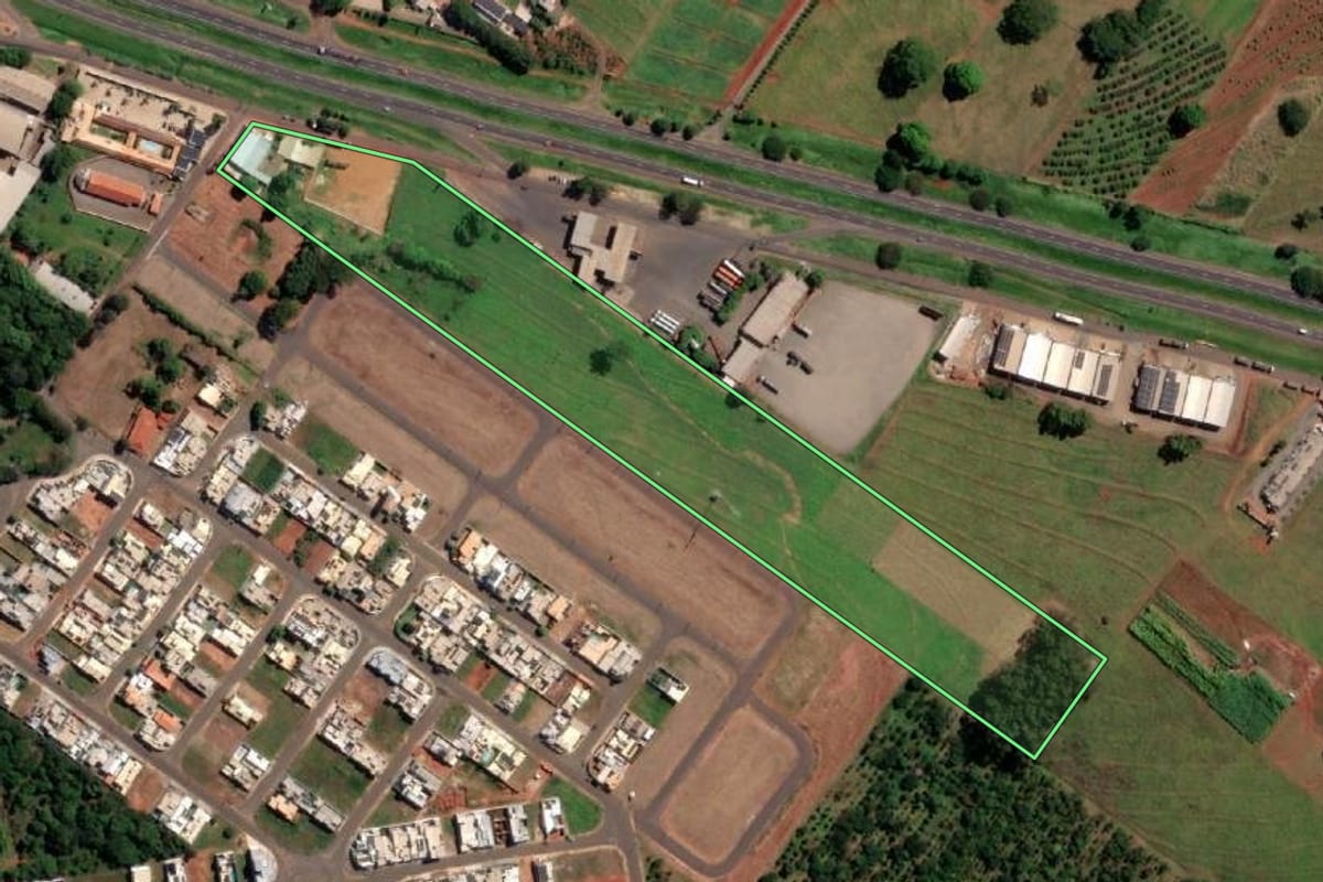 Imagem de satélite do imóvel rural em Santa Fé do Sul (SP), com o contorno declarado no CAR desenhado por cima.