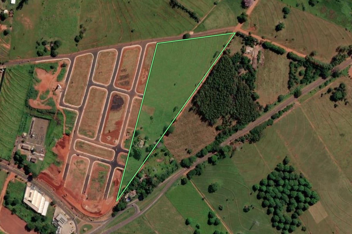 Imagem de satélite do imóvel rural em Santa Fé do Sul (SP), com o contorno declarado no CAR desenhado por cima.