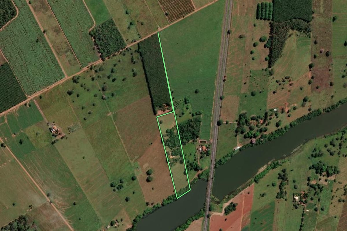 Imagem de satélite do imóvel rural em Santa Fé do Sul (SP), com o contorno declarado no CAR desenhado por cima.