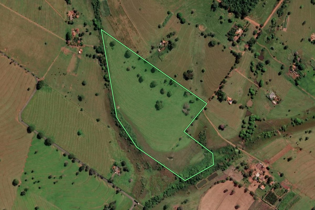 Imagem de satélite do imóvel rural em Santa Fé do Sul (SP), com o contorno declarado no CAR desenhado por cima.