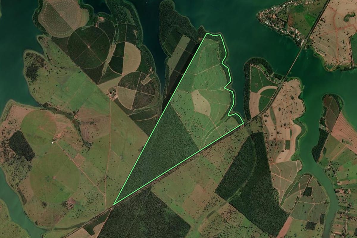Imagem de satélite do imóvel rural em Santa Fé do Sul (SP), com o contorno declarado no CAR desenhado por cima.