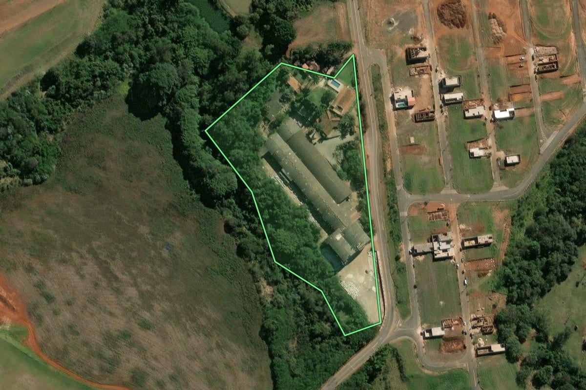 Imagem de satélite do imóvel rural em Santa Gertrudes (SP), com o contorno declarado no CAR desenhado por cima.