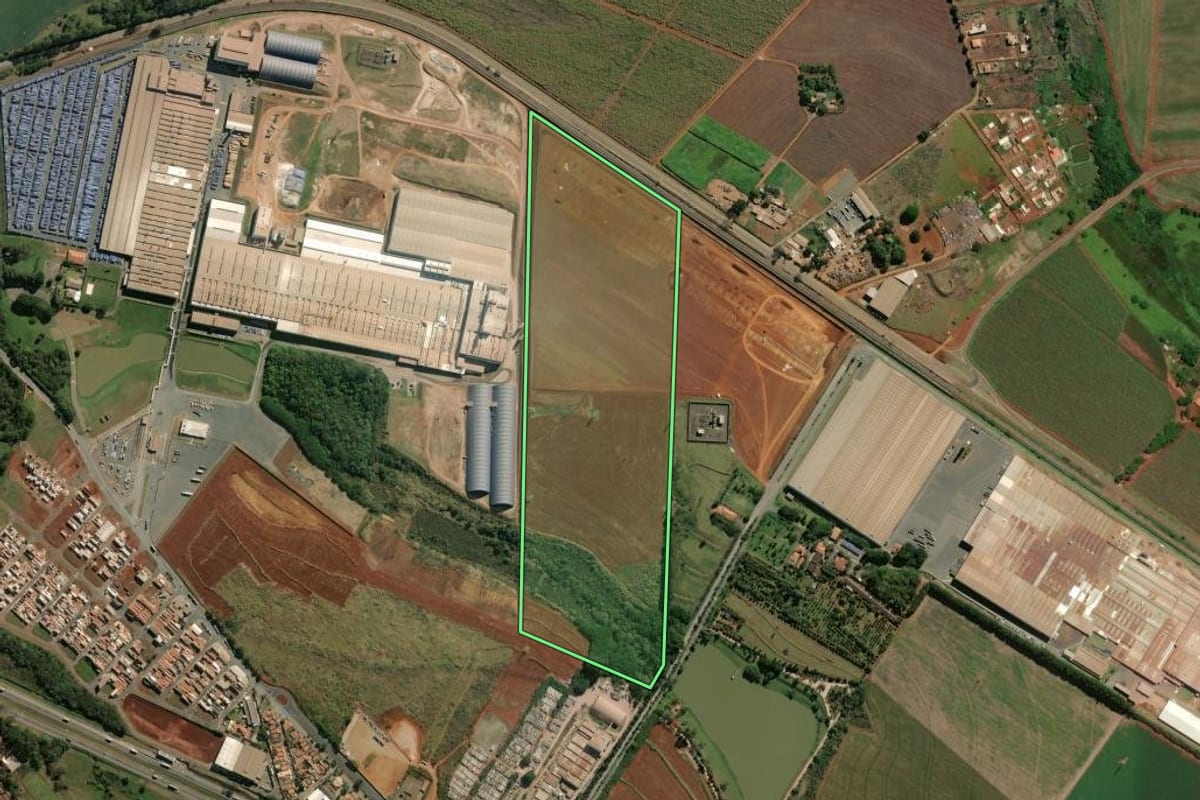 Imagem de satélite do imóvel rural em Santa Gertrudes (SP), com o contorno declarado no CAR desenhado por cima.