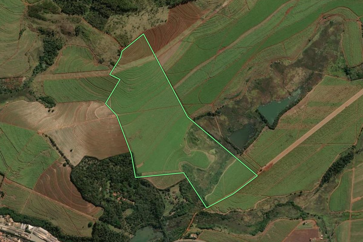 Imagem de satélite do imóvel rural em Santa Gertrudes (SP), com o contorno declarado no CAR desenhado por cima.
