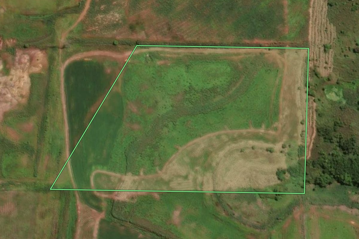 Imagem de satélite do imóvel rural em Santa Gertrudes (SP), com o contorno declarado no CAR desenhado por cima.