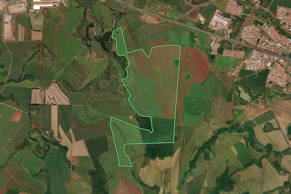 Imagem de satélite do imóvel rural em Santa Gertrudes (SP), com o contorno declarado no CAR desenhado por cima.