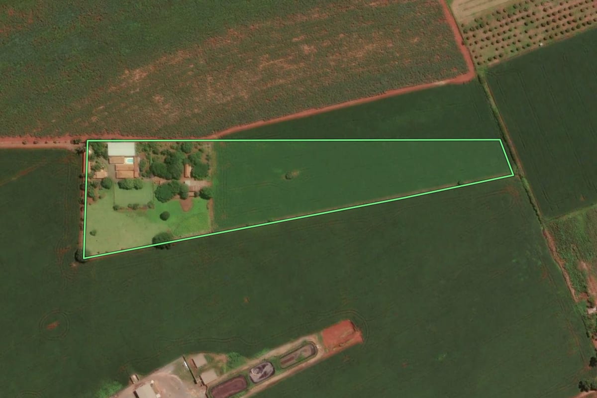 Imagem de satélite do imóvel rural em Santa Gertrudes (SP), com o contorno declarado no CAR desenhado por cima.