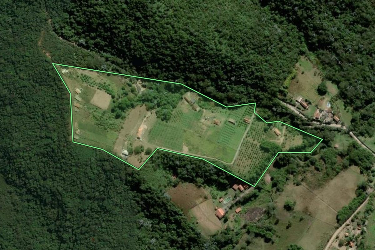 Imagem de satélite do imóvel rural em Santa Isabel (SP), com o contorno declarado no CAR desenhado por cima.
