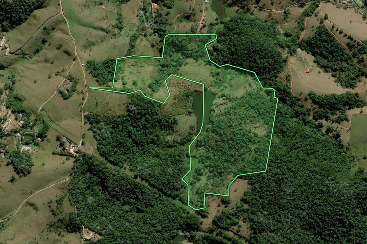 Imagem de satélite do imóvel rural em Santa Isabel (SP), com o contorno declarado no CAR desenhado por cima.