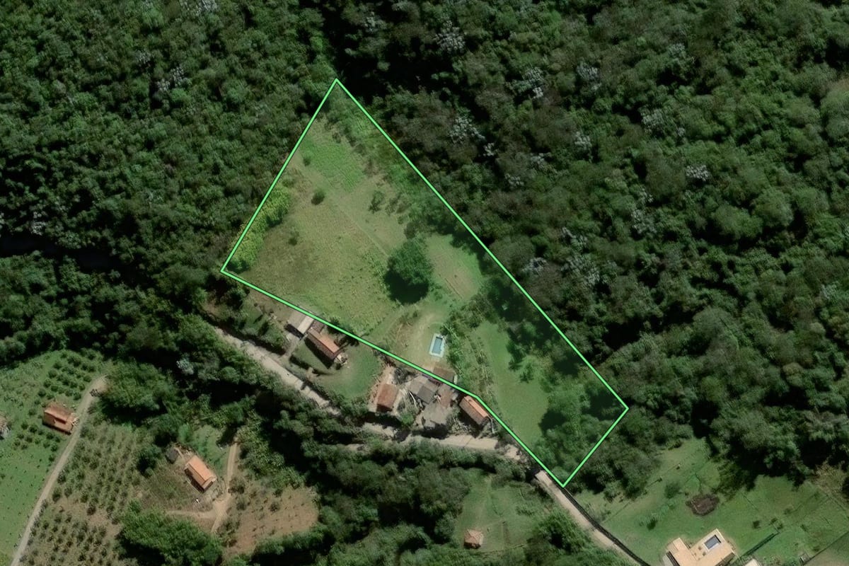 Imagem de satélite do imóvel rural em Santa Isabel (SP), com o contorno declarado no CAR desenhado por cima.