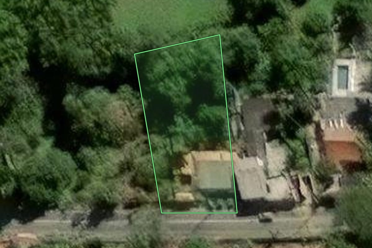 Imagem de satélite do imóvel rural em Santa Isabel (SP), com o contorno declarado no CAR desenhado por cima.