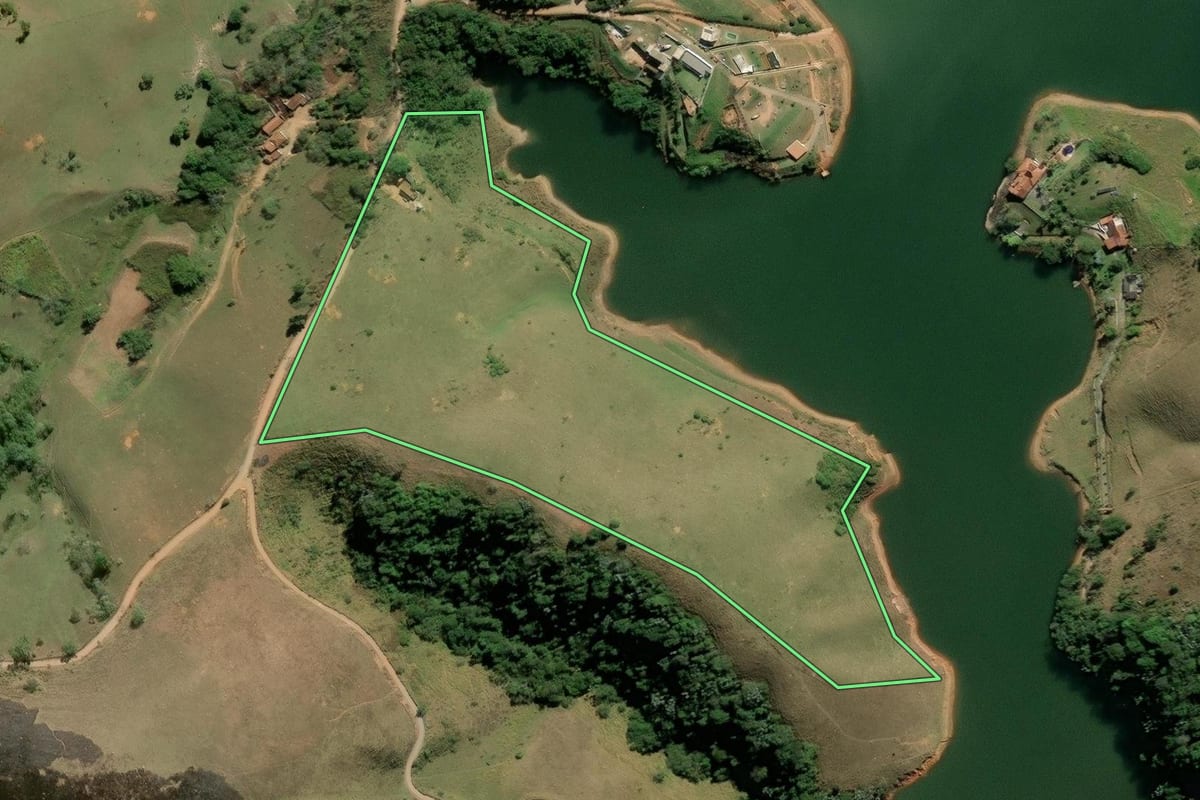 Imagem de satélite do imóvel rural em Santa Isabel (SP), com o contorno declarado no CAR desenhado por cima.