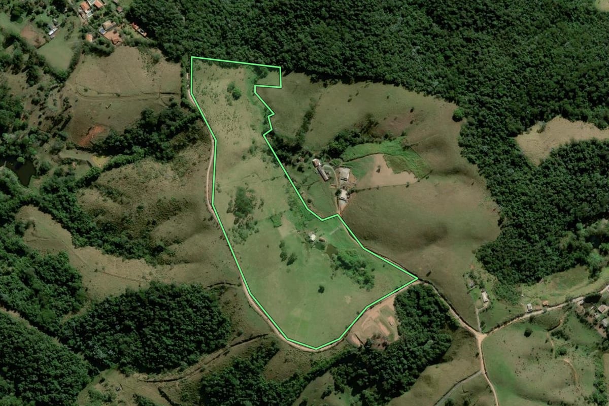 Imagem de satélite do imóvel rural em Santa Isabel (SP), com o contorno declarado no CAR desenhado por cima.
