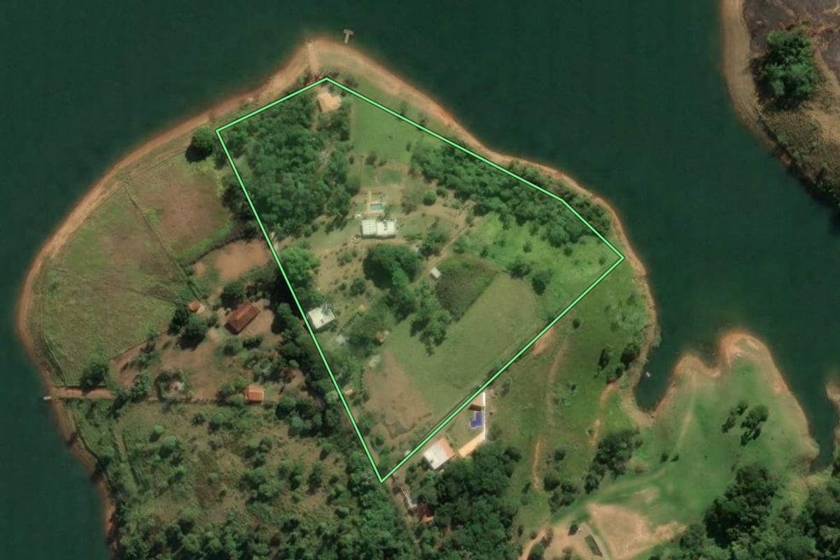 Imagem de satélite do imóvel rural em Santa Isabel (SP), com o contorno declarado no CAR desenhado por cima.