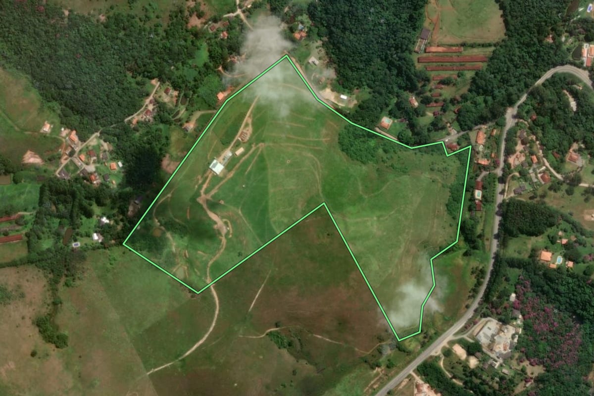 Imagem de satélite do imóvel rural em Santa Isabel (SP), com o contorno declarado no CAR desenhado por cima.
