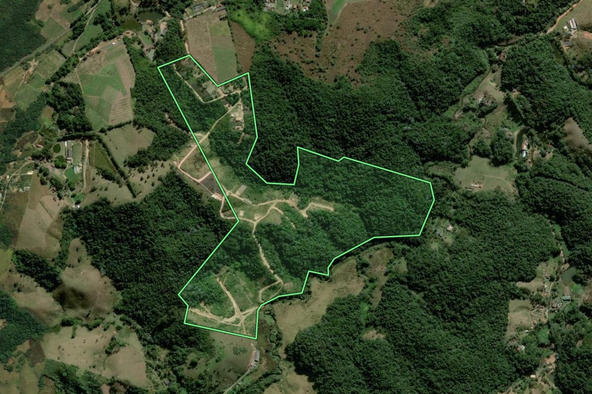 Imagem de satélite do imóvel rural em Santa Isabel (SP), com o contorno declarado no CAR desenhado por cima.