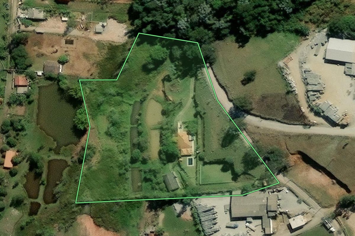 Imagem de satélite do imóvel rural em Santa Isabel (SP), com o contorno declarado no CAR desenhado por cima.