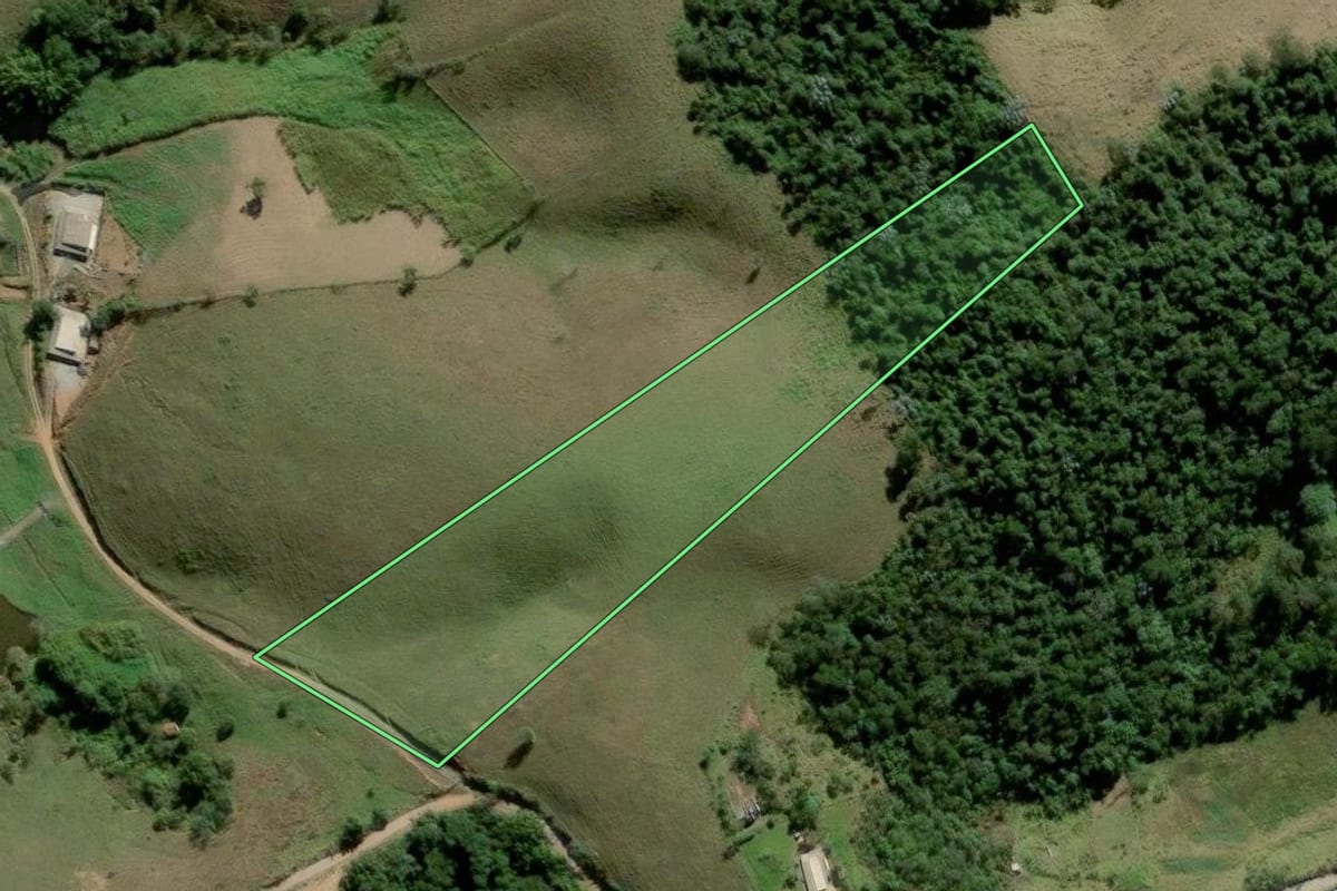 Imagem de satélite do imóvel rural em Santa Isabel (SP), com o contorno declarado no CAR desenhado por cima.