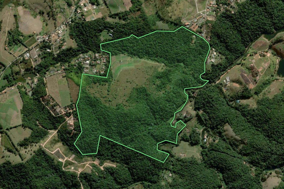 Imagem de satélite do imóvel rural em Santa Isabel (SP), com o contorno declarado no CAR desenhado por cima.
