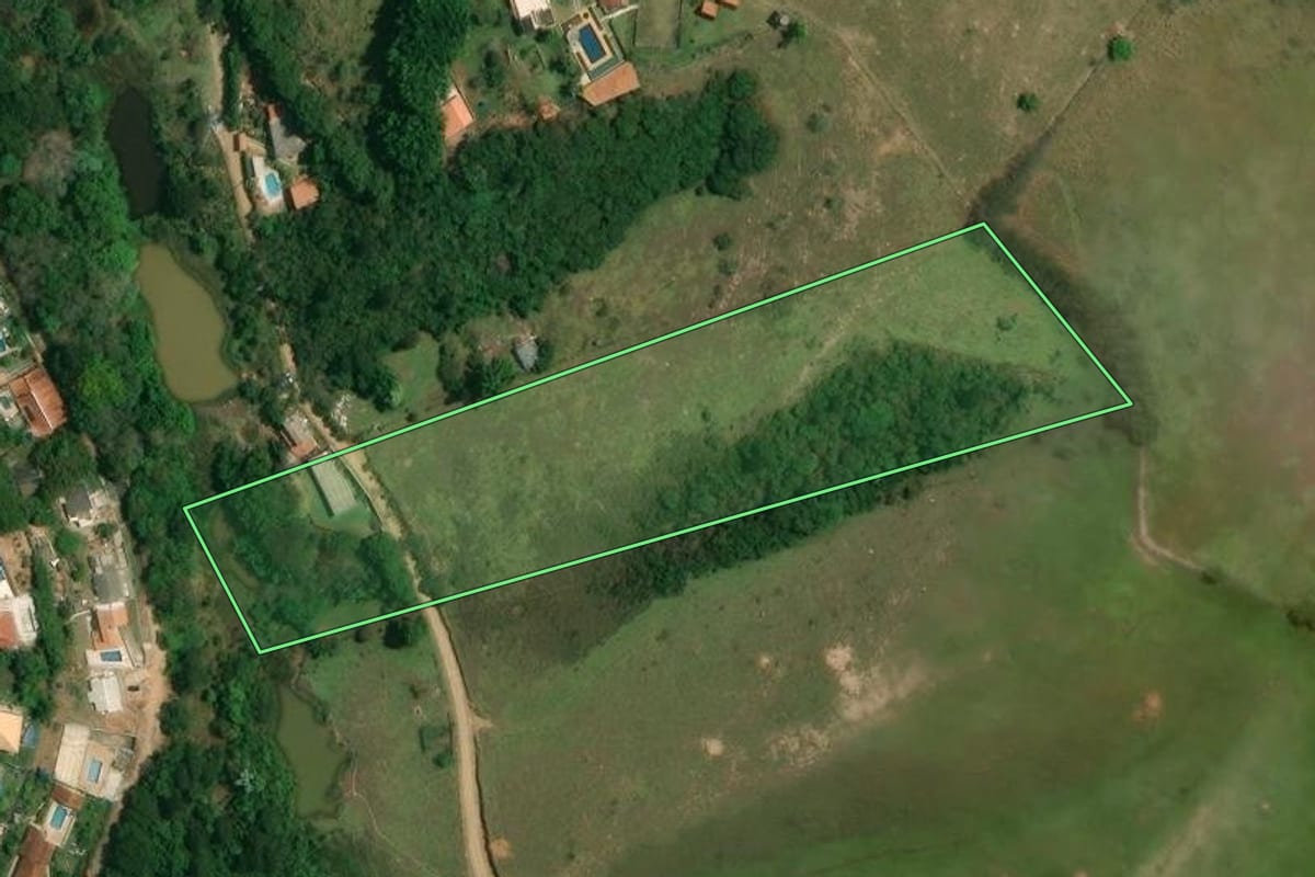 Imagem de satélite do imóvel rural em Santa Isabel (SP), com o contorno declarado no CAR desenhado por cima.