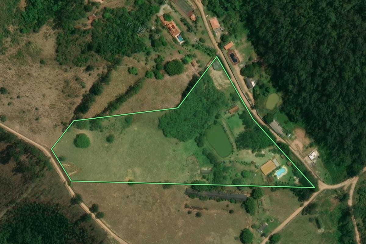 Imagem de satélite do imóvel rural em Santa Isabel (SP), com o contorno declarado no CAR desenhado por cima.