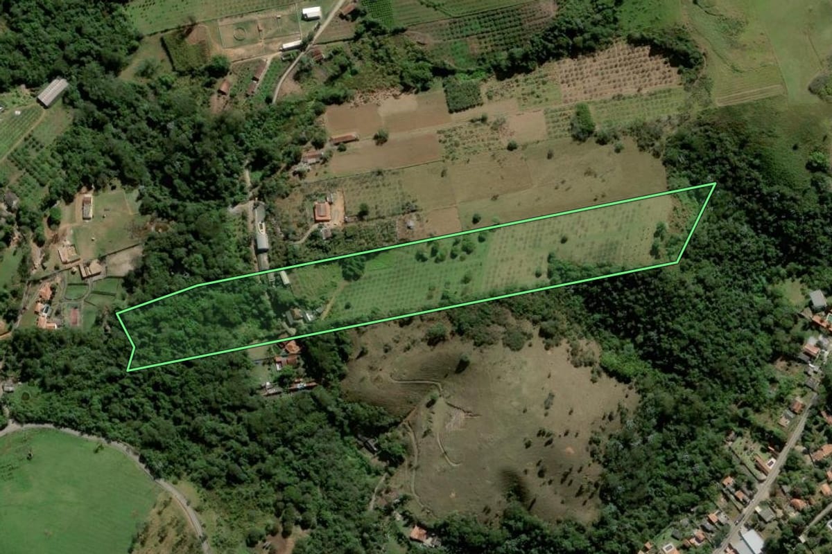 Imagem de satélite do imóvel rural em Santa Isabel (SP), com o contorno declarado no CAR desenhado por cima.