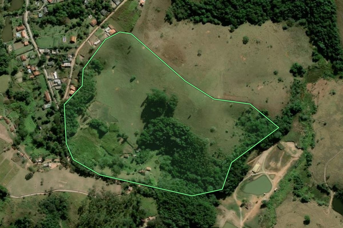 Imagem de satélite do imóvel rural em Santa Isabel (SP), com o contorno declarado no CAR desenhado por cima.