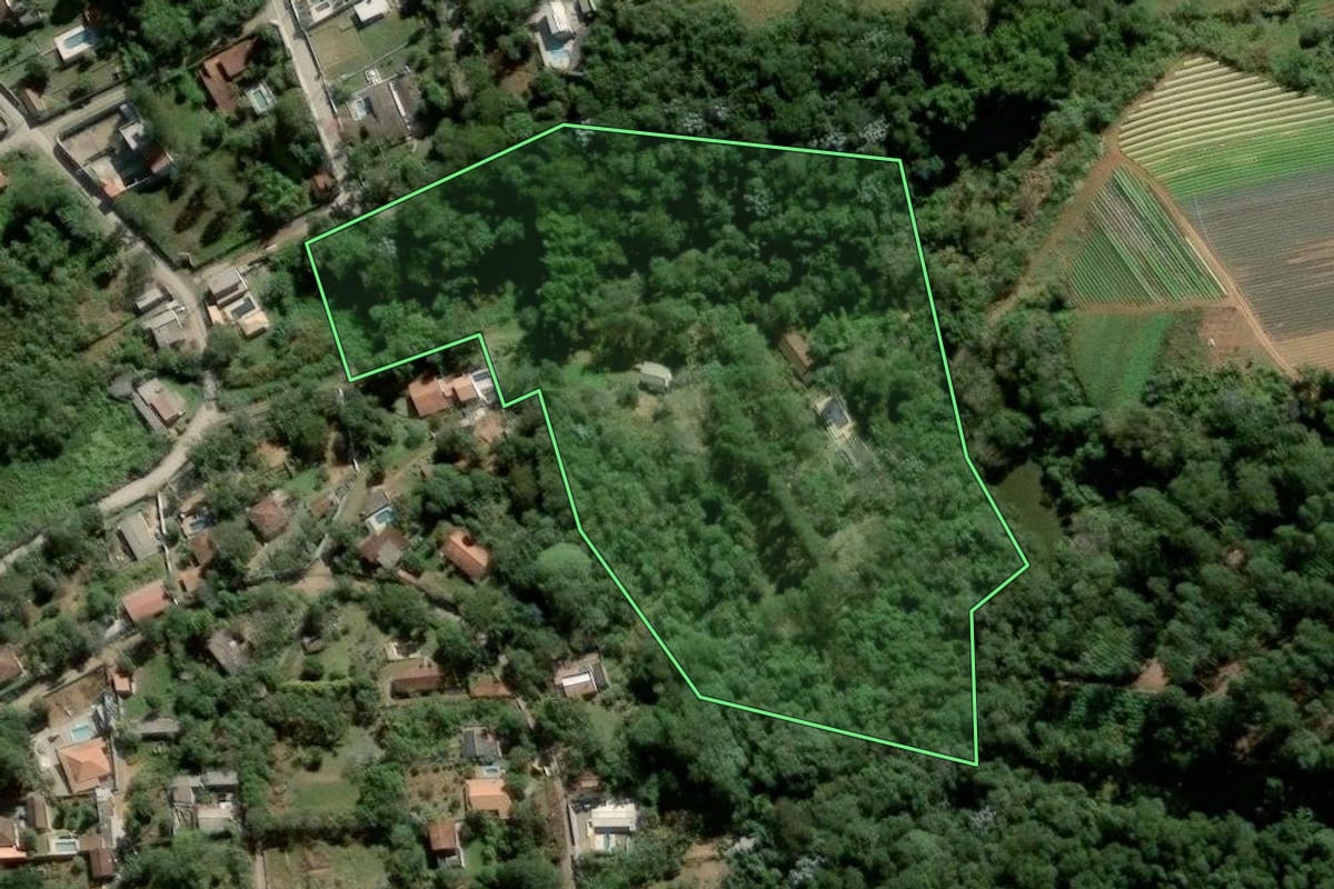 Imagem de satélite do imóvel rural em Santa Isabel (SP), com o contorno declarado no CAR desenhado por cima.