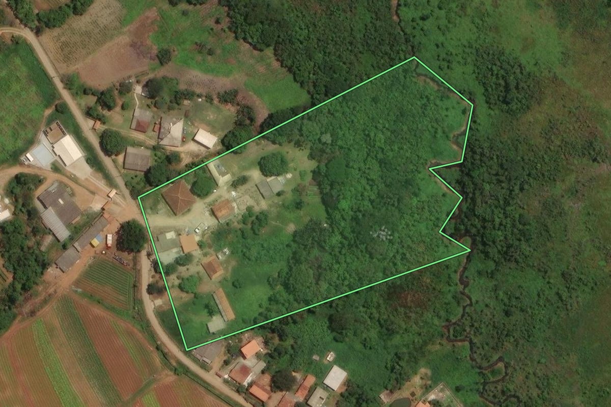 Imagem de satélite do imóvel rural em Santa Isabel (SP), com o contorno declarado no CAR desenhado por cima.