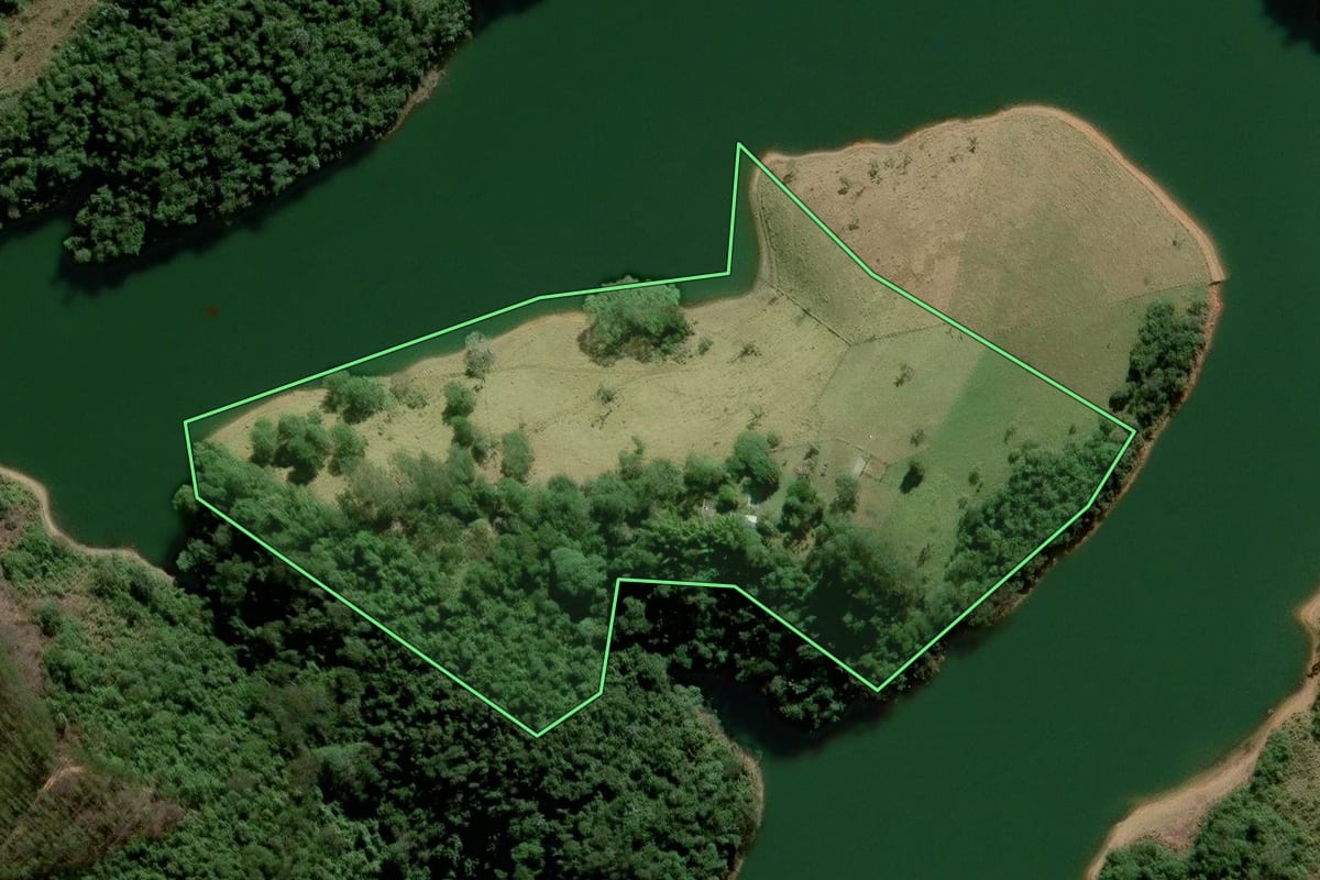 Imagem de satélite do imóvel rural em Santa Isabel (SP), com o contorno declarado no CAR desenhado por cima.