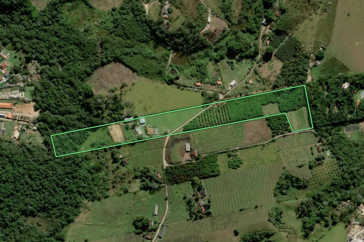 Imagem de satélite do imóvel rural em Santa Isabel (SP), com o contorno declarado no CAR desenhado por cima.