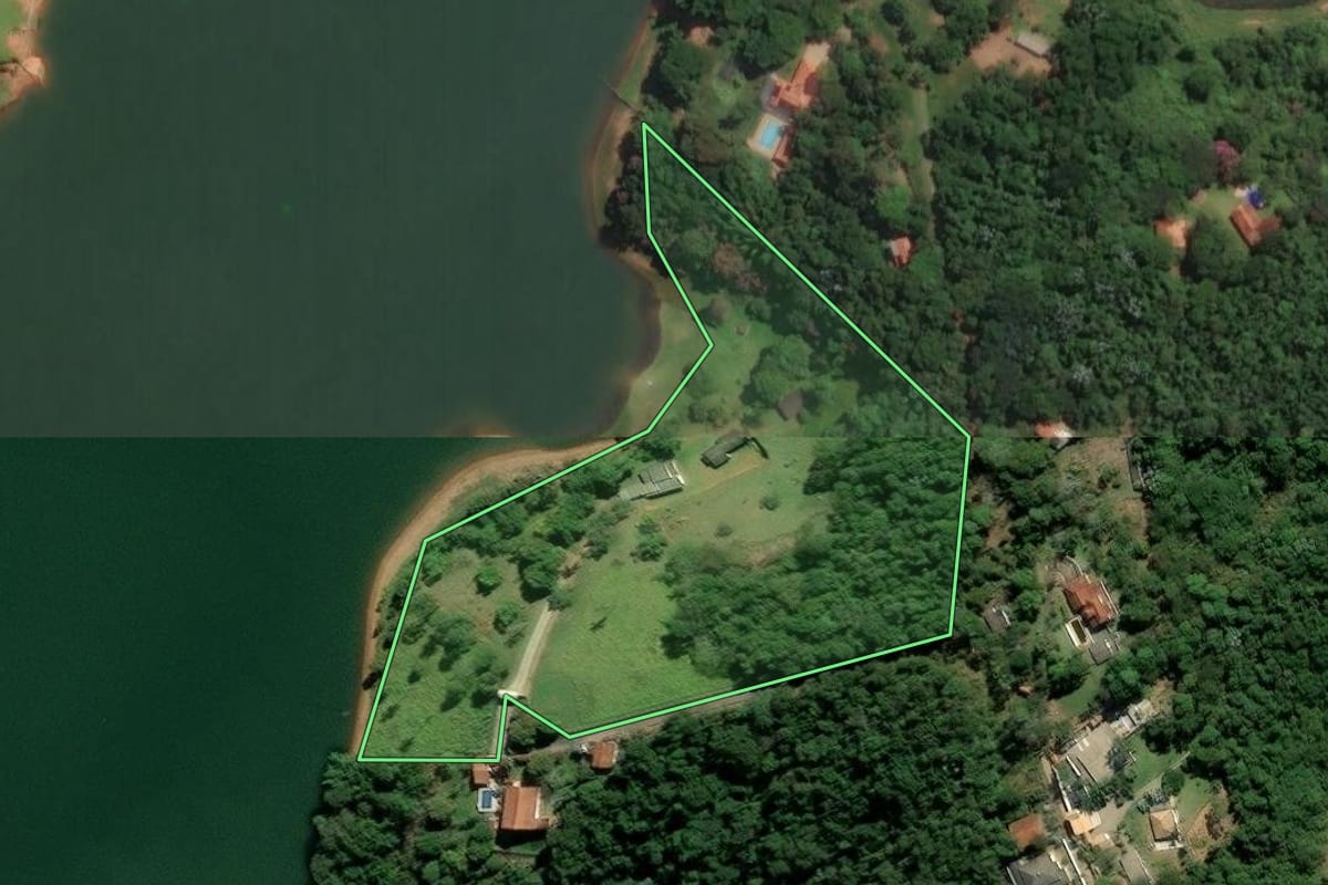 Imagem de satélite do imóvel rural em Santa Isabel (SP), com o contorno declarado no CAR desenhado por cima.