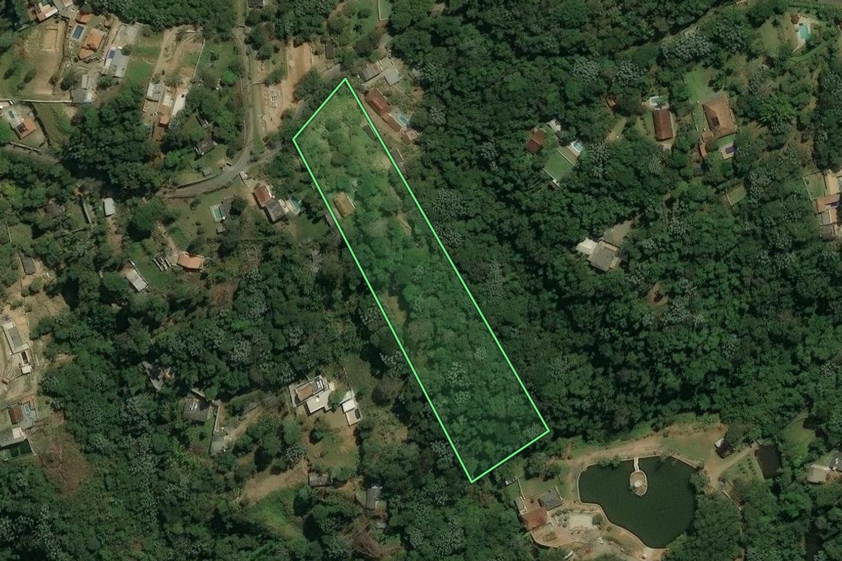 Imagem de satélite do imóvel rural em Santa Isabel (SP), com o contorno declarado no CAR desenhado por cima.