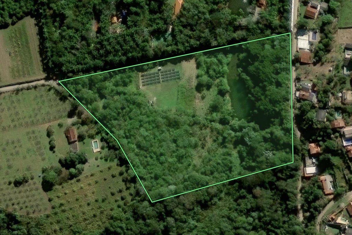 Imagem de satélite do imóvel rural em Santa Isabel (SP), com o contorno declarado no CAR desenhado por cima.