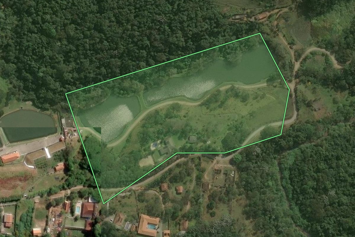 Imagem de satélite do imóvel rural em Santa Isabel (SP), com o contorno declarado no CAR desenhado por cima.