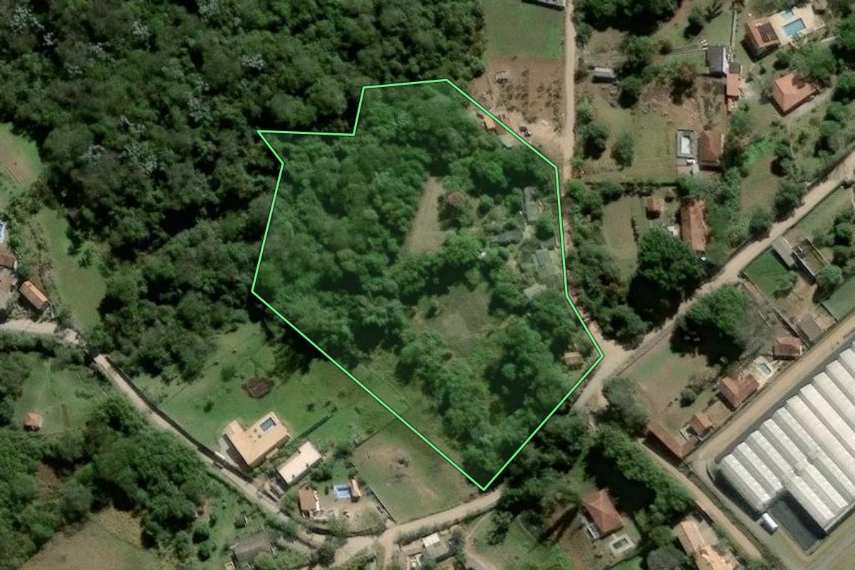 Imagem de satélite do imóvel rural em Santa Isabel (SP), com o contorno declarado no CAR desenhado por cima.