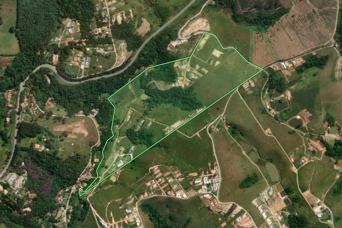 Imagem de satélite do imóvel rural em Santa Isabel (SP), com o contorno declarado no CAR desenhado por cima.