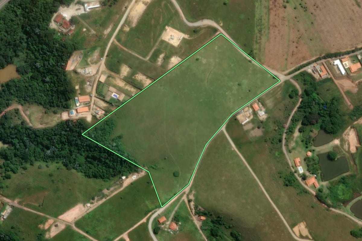 Imagem de satélite do imóvel rural em Santa Isabel (SP), com o contorno declarado no CAR desenhado por cima.