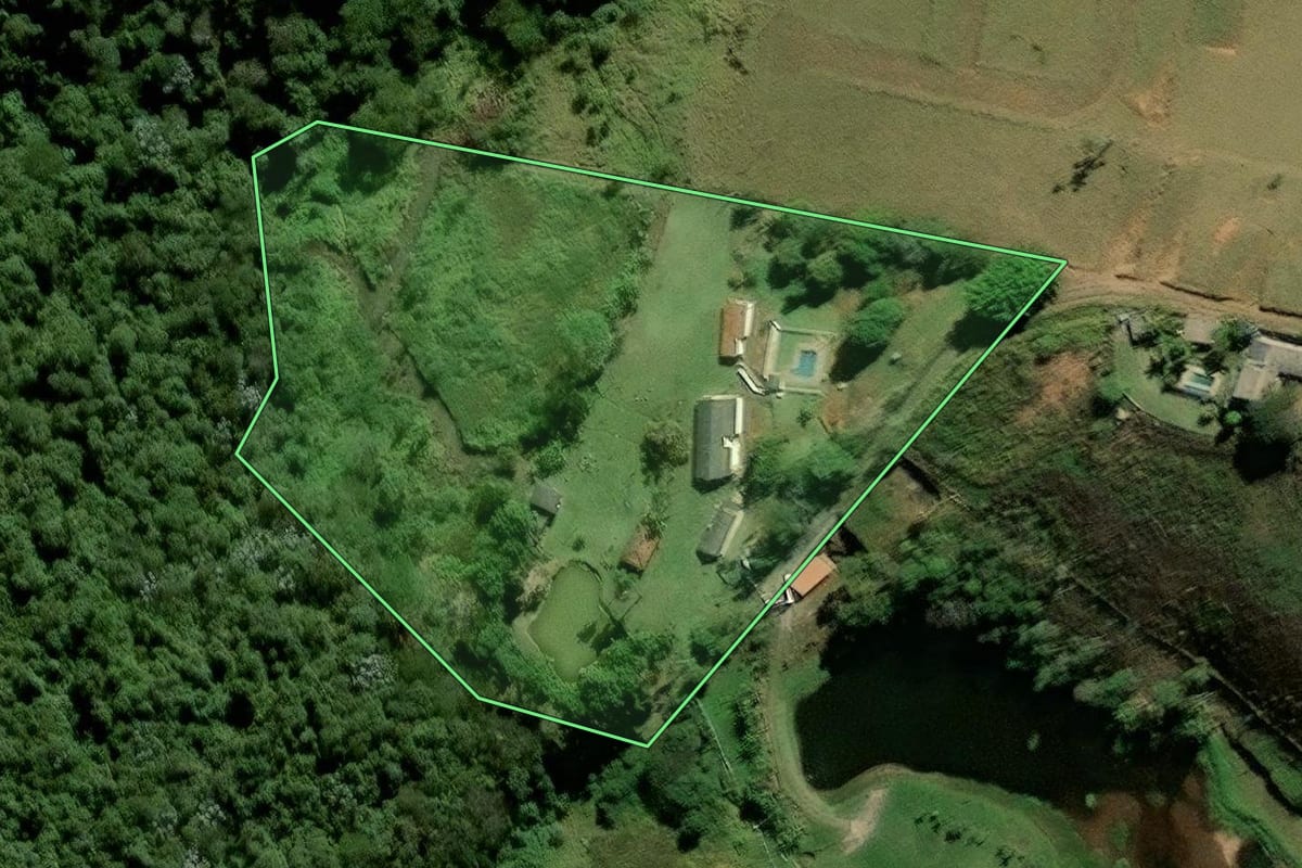 Imagem de satélite do imóvel rural em Santa Isabel (SP), com o contorno declarado no CAR desenhado por cima.